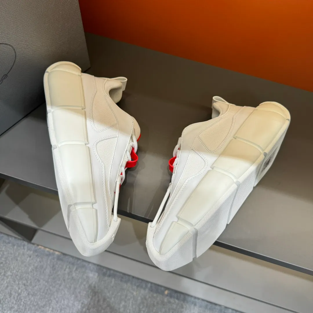 P460 PRADA/Prada men's lace-up leather casual sports shoes, the upper is made of cowhide leather and breathable mesh. It is soft, comfortable and breathable. The tongue is decorated with the PRADA brand letter logo. The thick rubber sole echoes the red label tongue. The style is fashionable and elegant. The details are carefully crafted. A casual sports shoe with a super western style and excellent breathability! Code number 38-45 (45 customized)